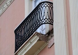 Vídeo: Cae parte de un balcón del Casino Gaditano de Cádiz