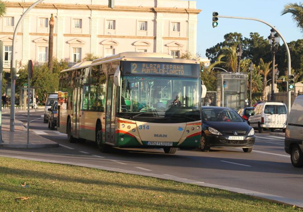 Imagen de archivo de una autobús de línea de Cádiz