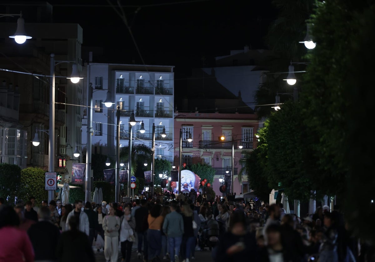 Calle llena para esta primera noche de actividades