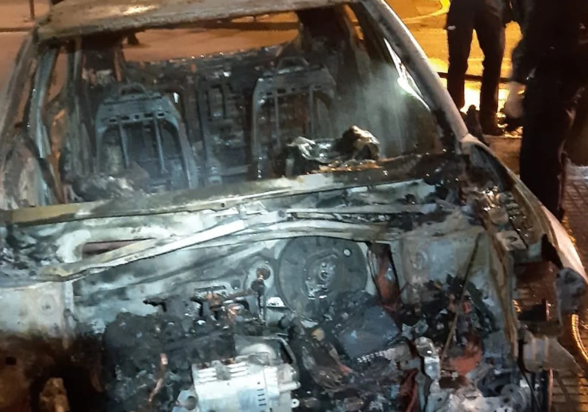Vehículo incendiado en la calle Barbate