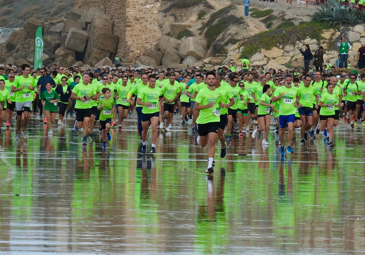 La carrera ha discurrido por la playa