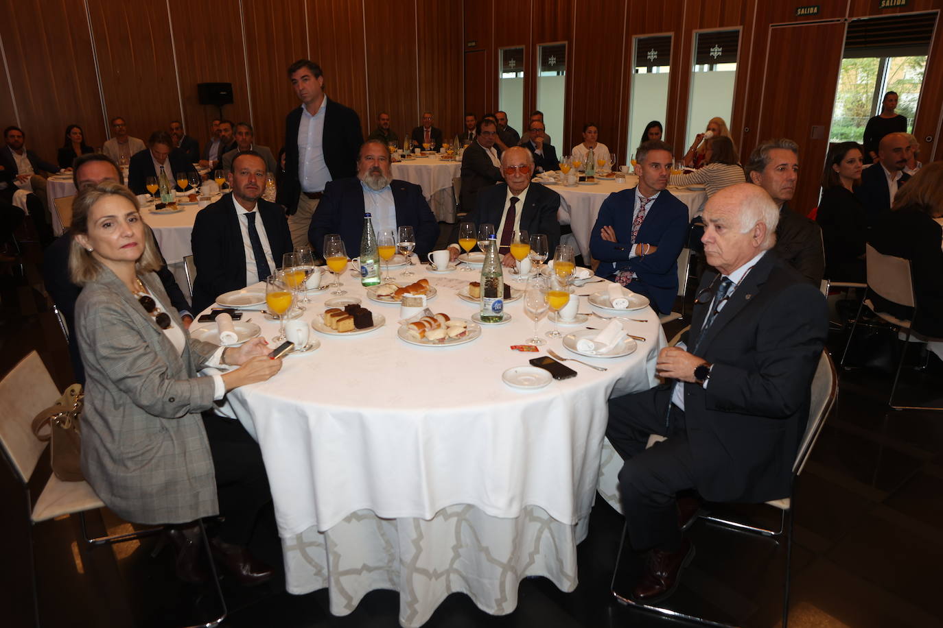 Fotos: Ambiente en la Mirada Económica de ABC y La Voz con Bruno García (II)