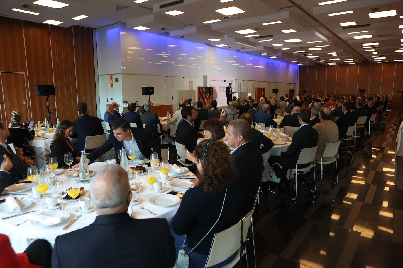 Fotos: Ambiente en la Mirada Económica de ABC y La Voz con Bruno García (II)