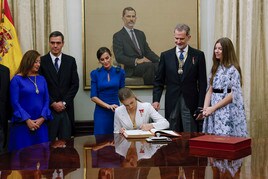 La Princesa de Asturias firma en el Libro de Honor del Congreso, encuadernado en Cádiz