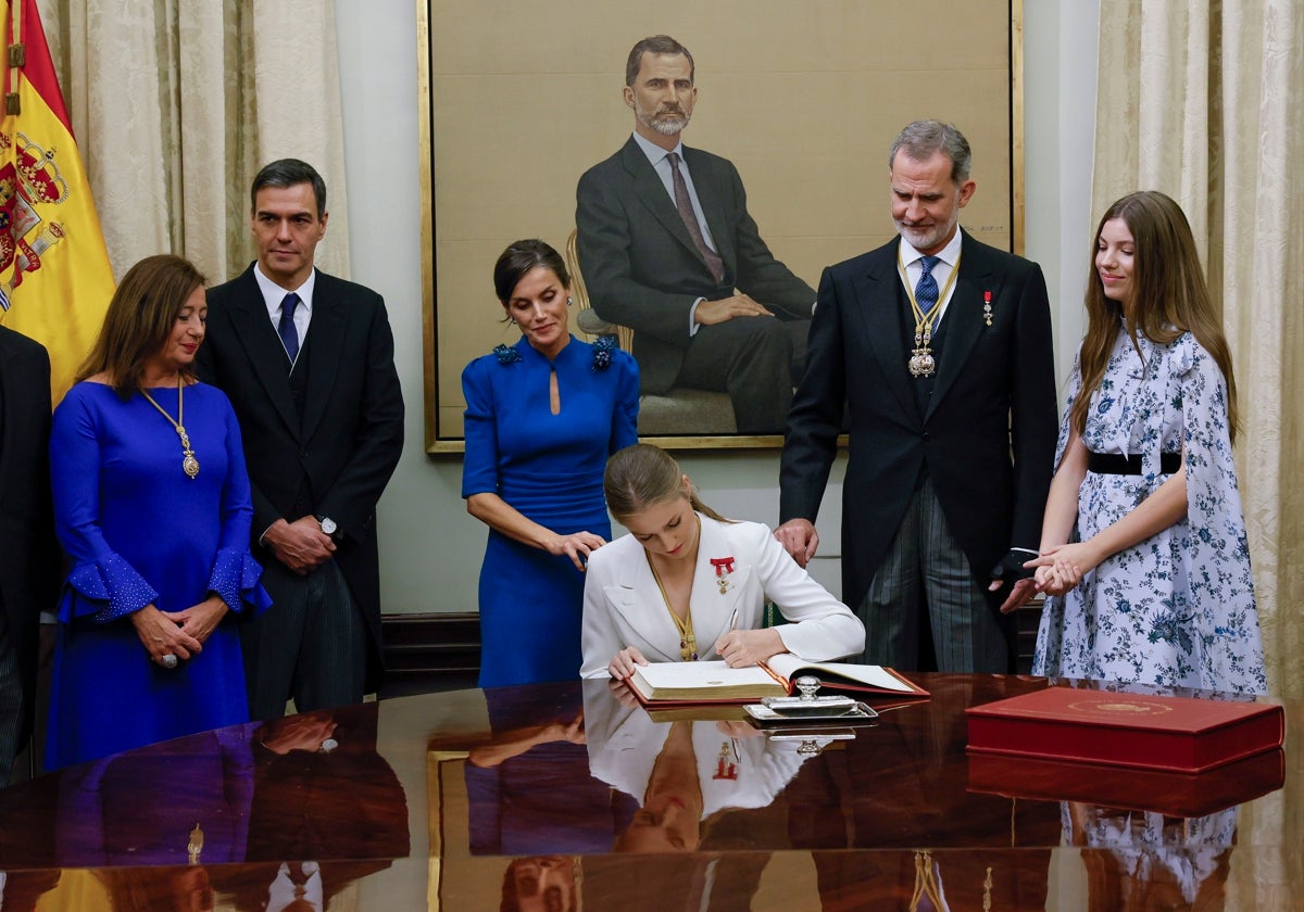 La princesa Leonor firma el libro de honor del Congreso