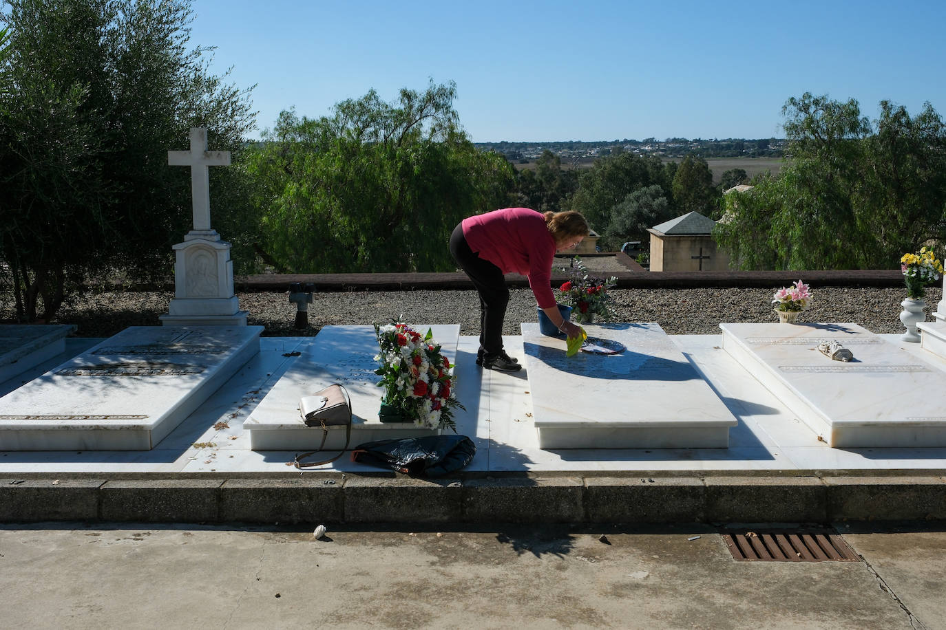 FOTOS: Los cementerios gaditanos se llenan de flores