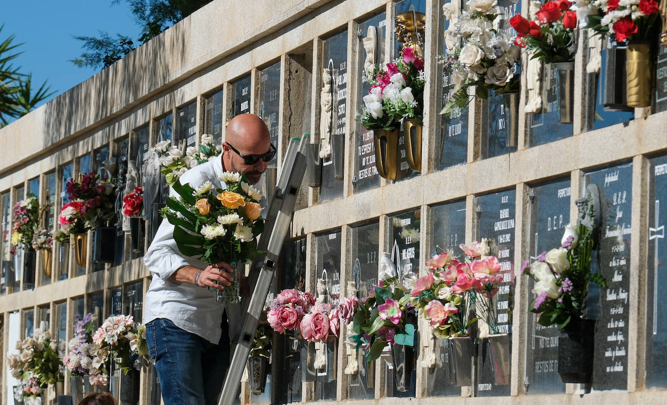 FOTOS: Los cementerios gaditanos se llenan de flores