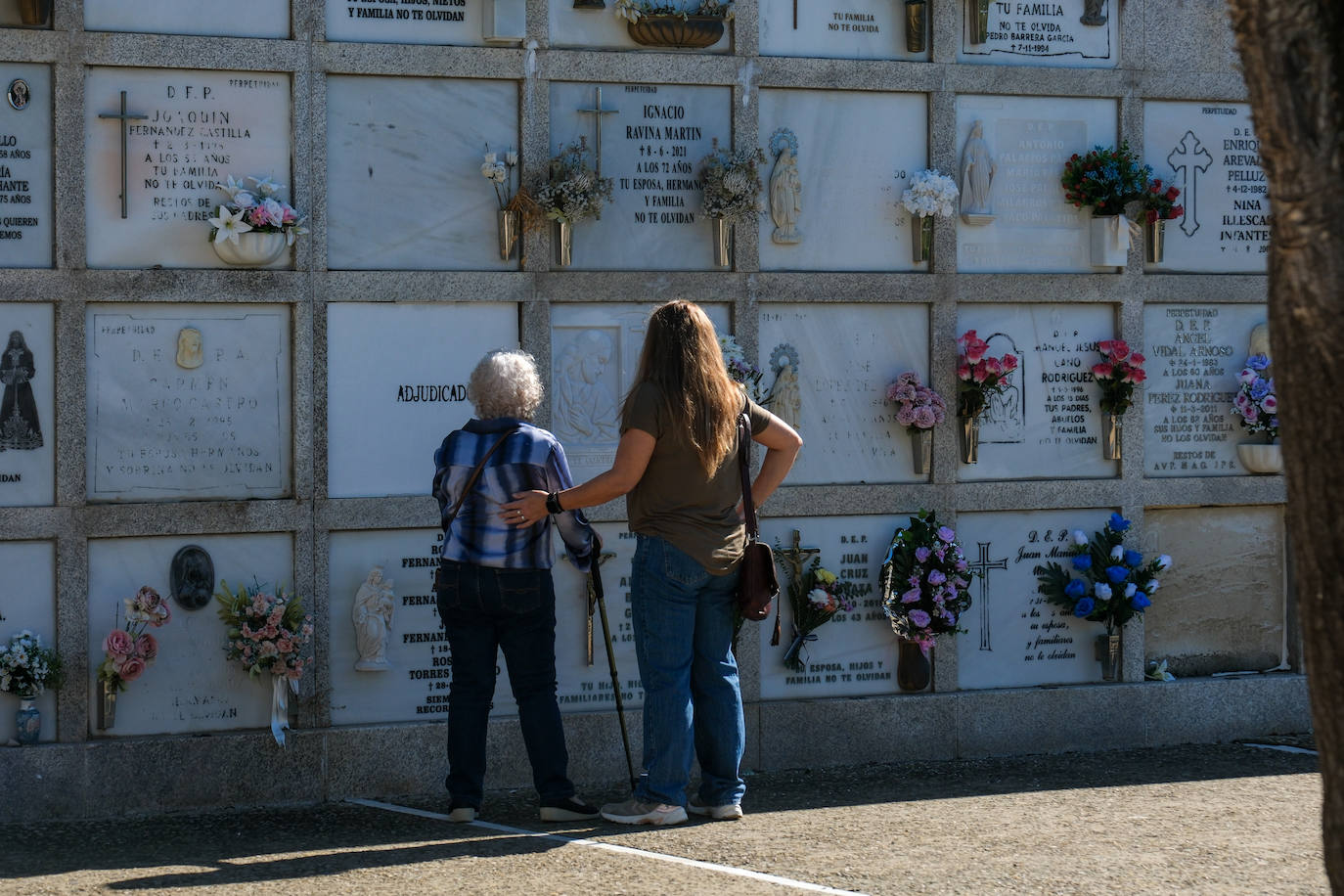 FOTOS: Los cementerios gaditanos se llenan de flores