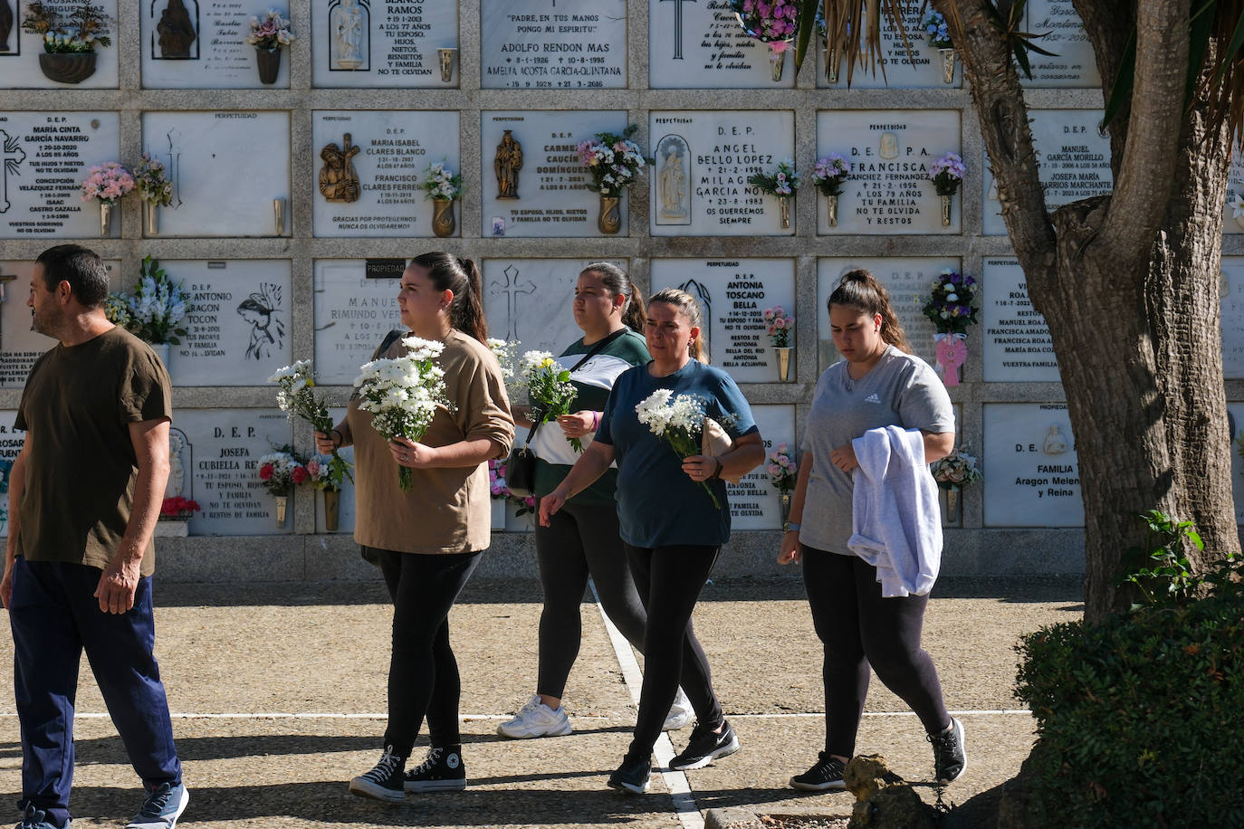 FOTOS: Los cementerios gaditanos se llenan de flores