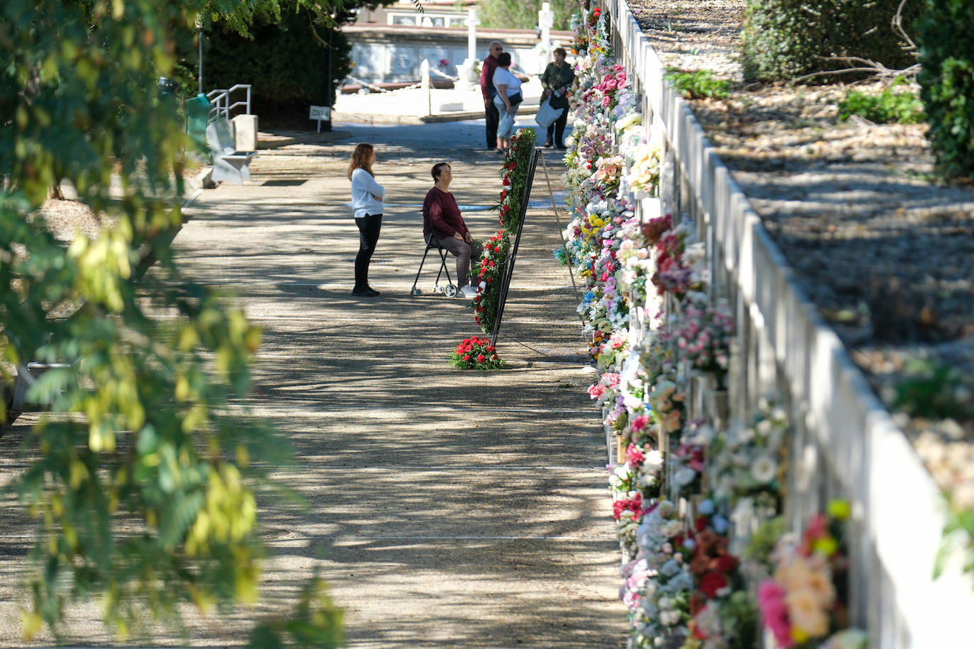 FOTOS: Los cementerios gaditanos se llenan de flores