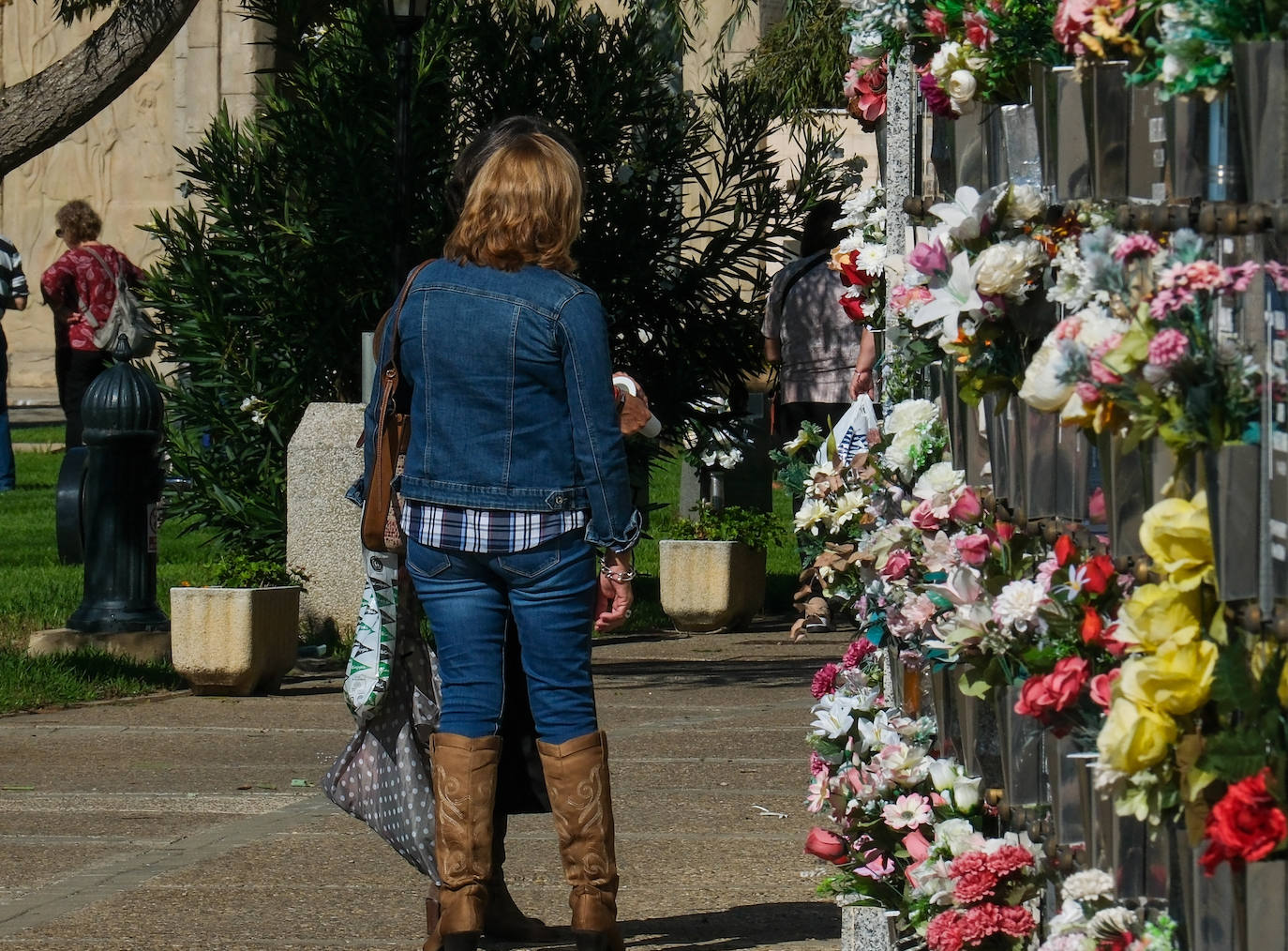 FOTOS: Los cementerios gaditanos se llenan de flores