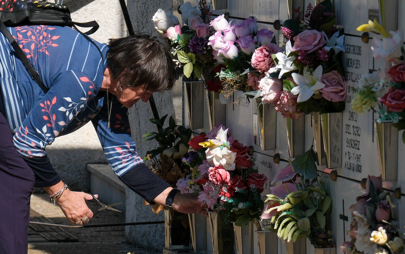 FOTOS: Los cementerios gaditanos se llenan de flores