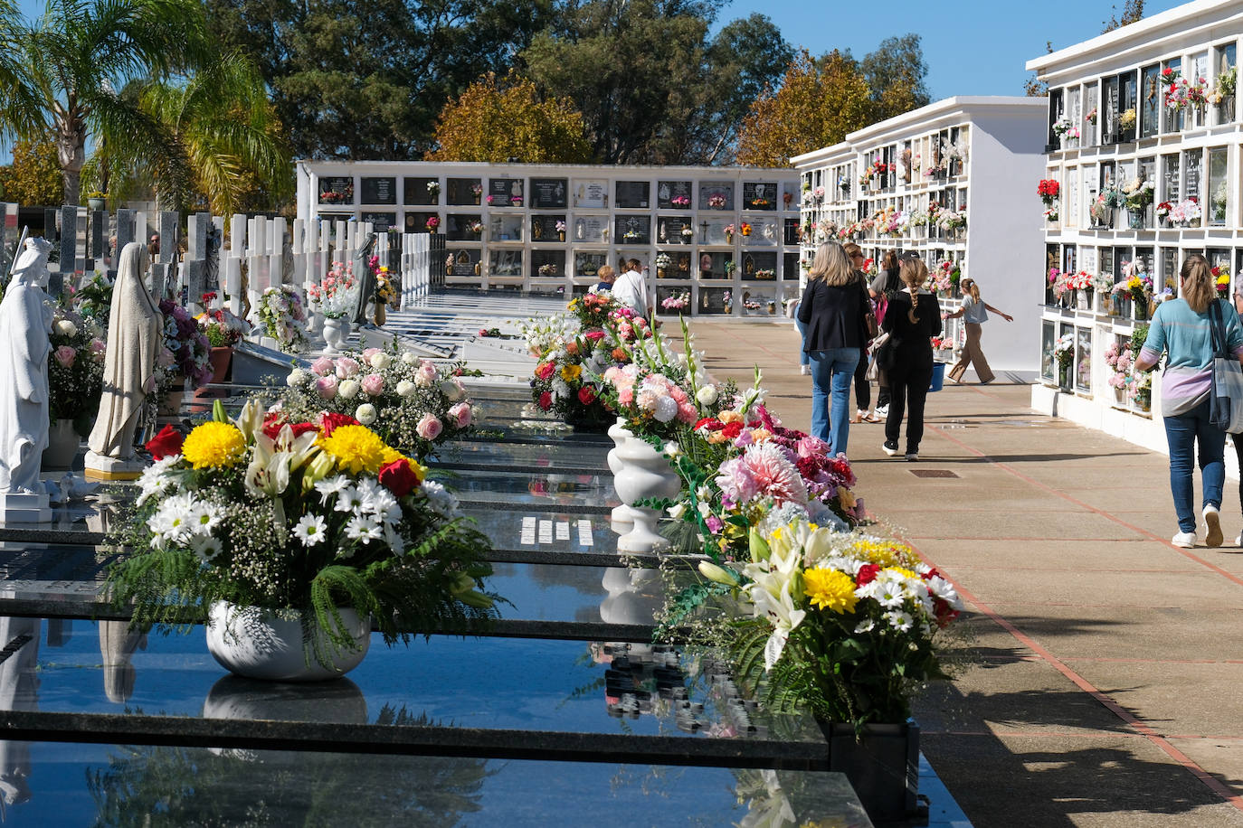 FOTOS: Los cementerios gaditanos se llenan de flores