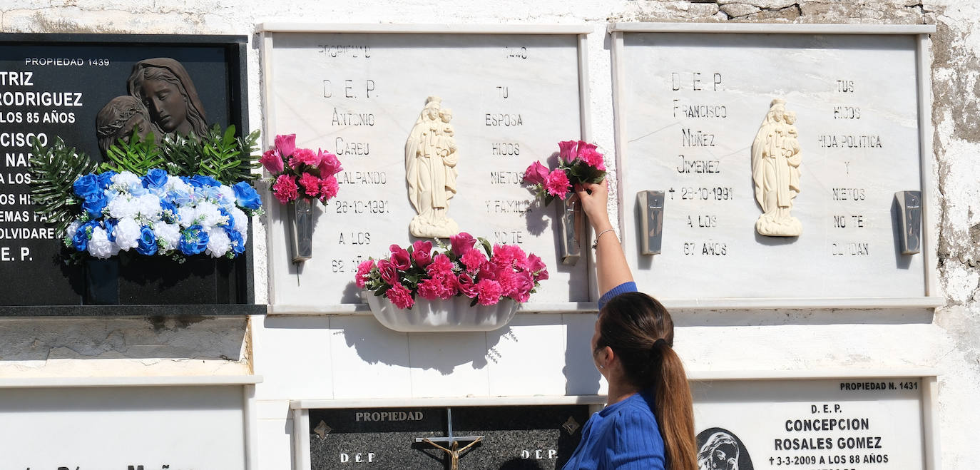 FOTOS: Los cementerios gaditanos se llenan de flores