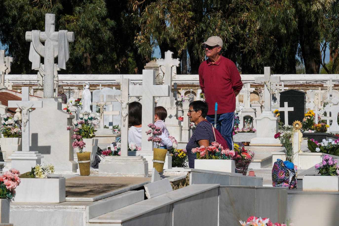 FOTOS: Los cementerios gaditanos se llenan de flores