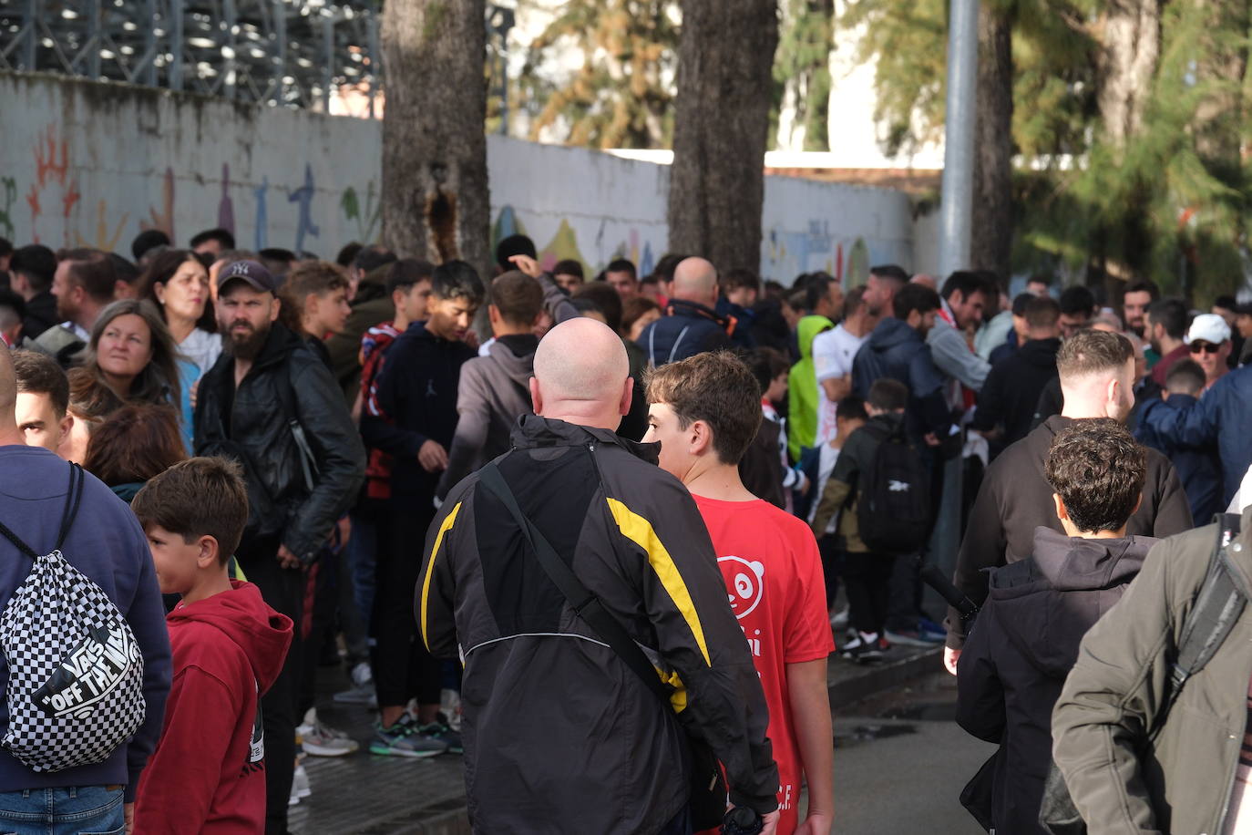 Fotos: Gran ambiente en el Municipal por el histórico Chiclana CF-Villarreal
