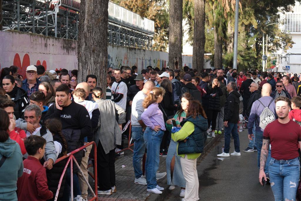 Fotos: Gran ambiente en el Municipal por el histórico Chiclana CF-Villarreal
