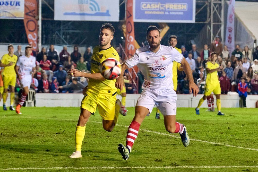 Fotos: Gran ambiente en el Municipal por el histórico Chiclana CF-Villarreal