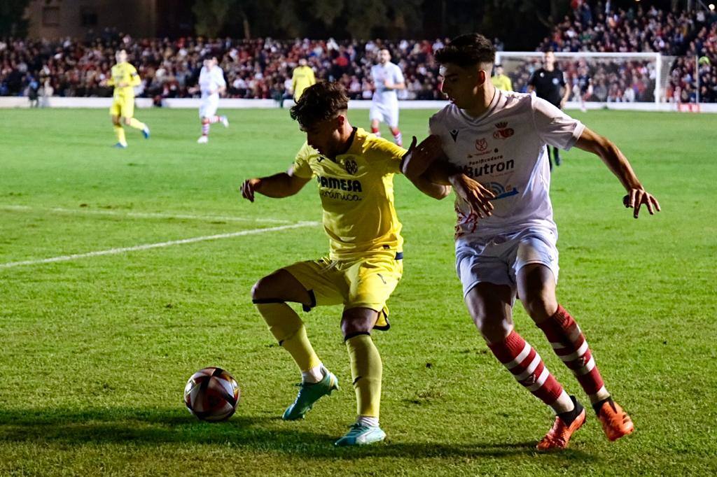 Fotos: Gran ambiente en el Municipal por el histórico Chiclana CF-Villarreal