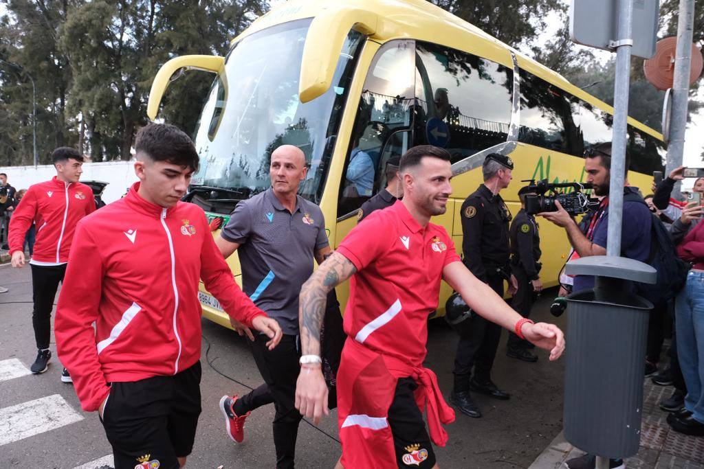 Fotos: Gran ambiente en el Municipal por el histórico Chiclana CF-Villarreal