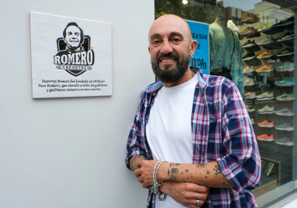 Pablo lleva toda una vida poniéndole cara al mítico Deportes Romero. En la tienda, junto a la placa de su mentor.