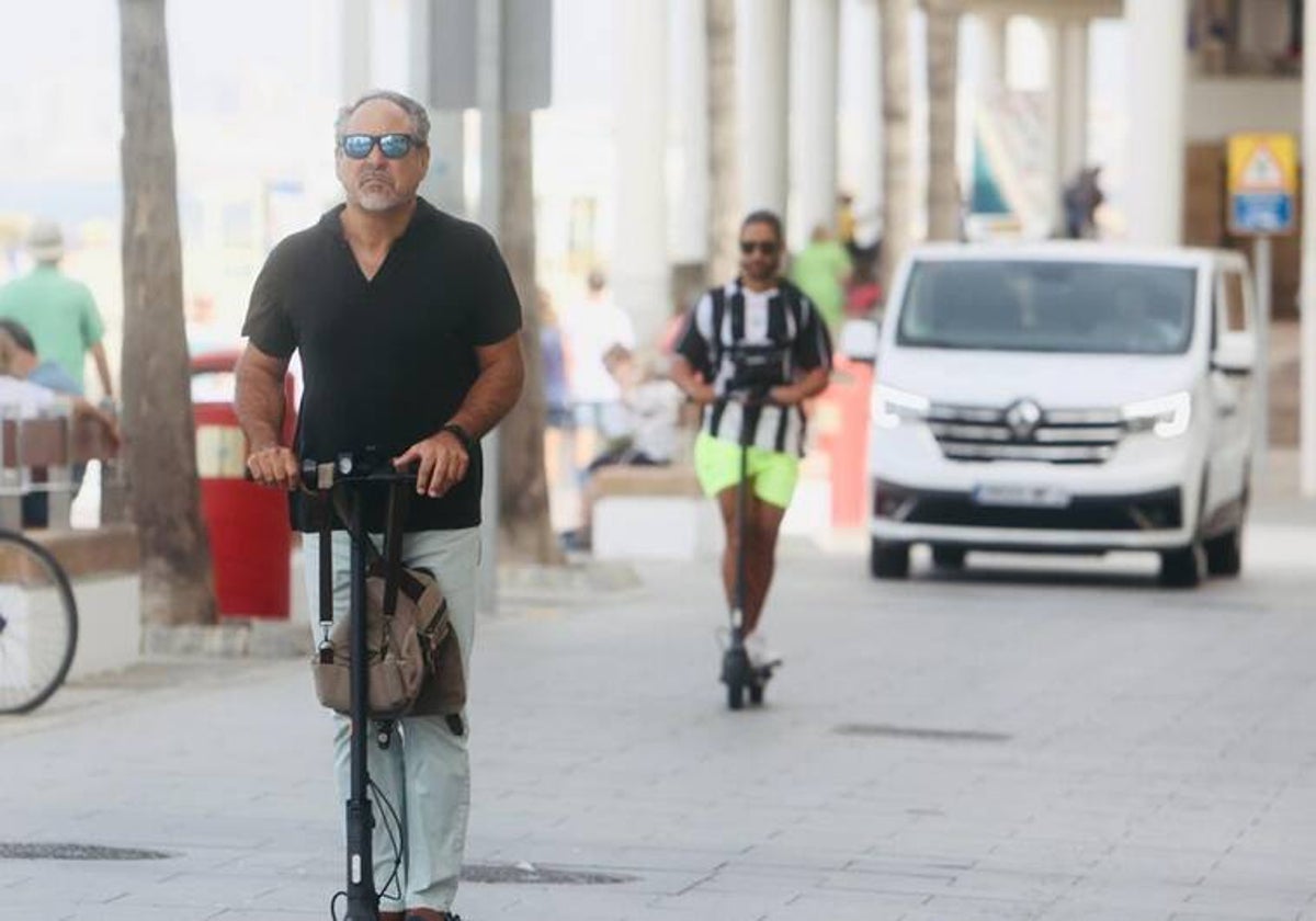 Patinetes eléctricos en el Paseo Marítimo de Cádiz.