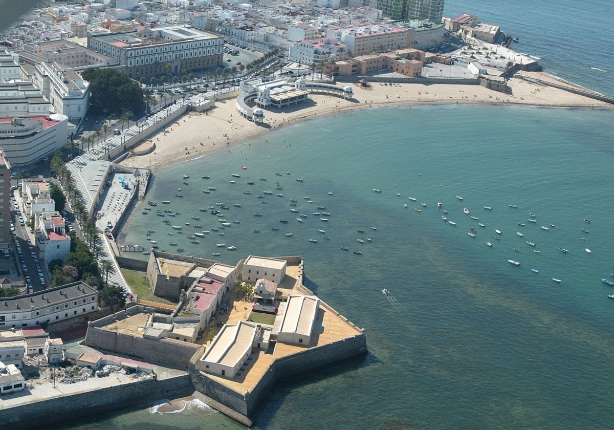 Vista aérea de la playa de la Caleta y el Baluarte del Orejón.