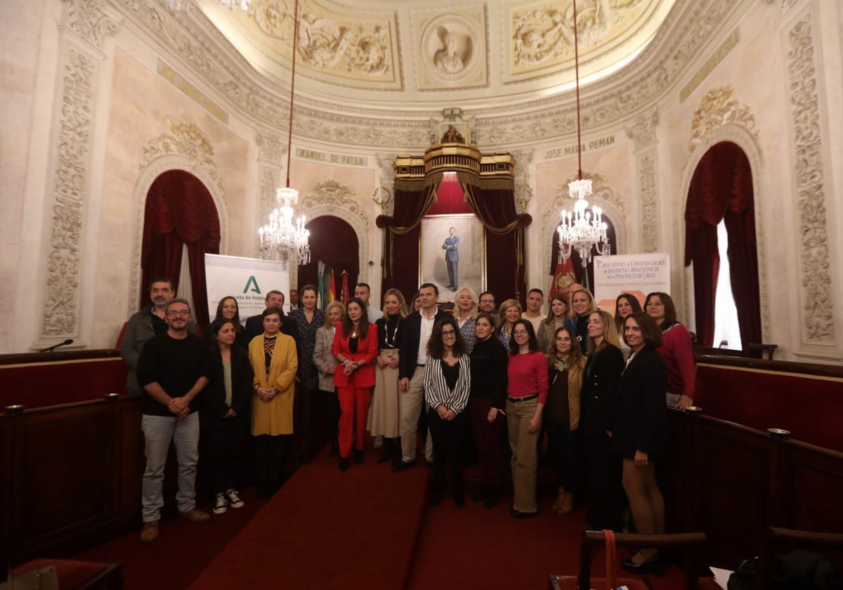 Foto de familia de los distintos representantes institucionales.