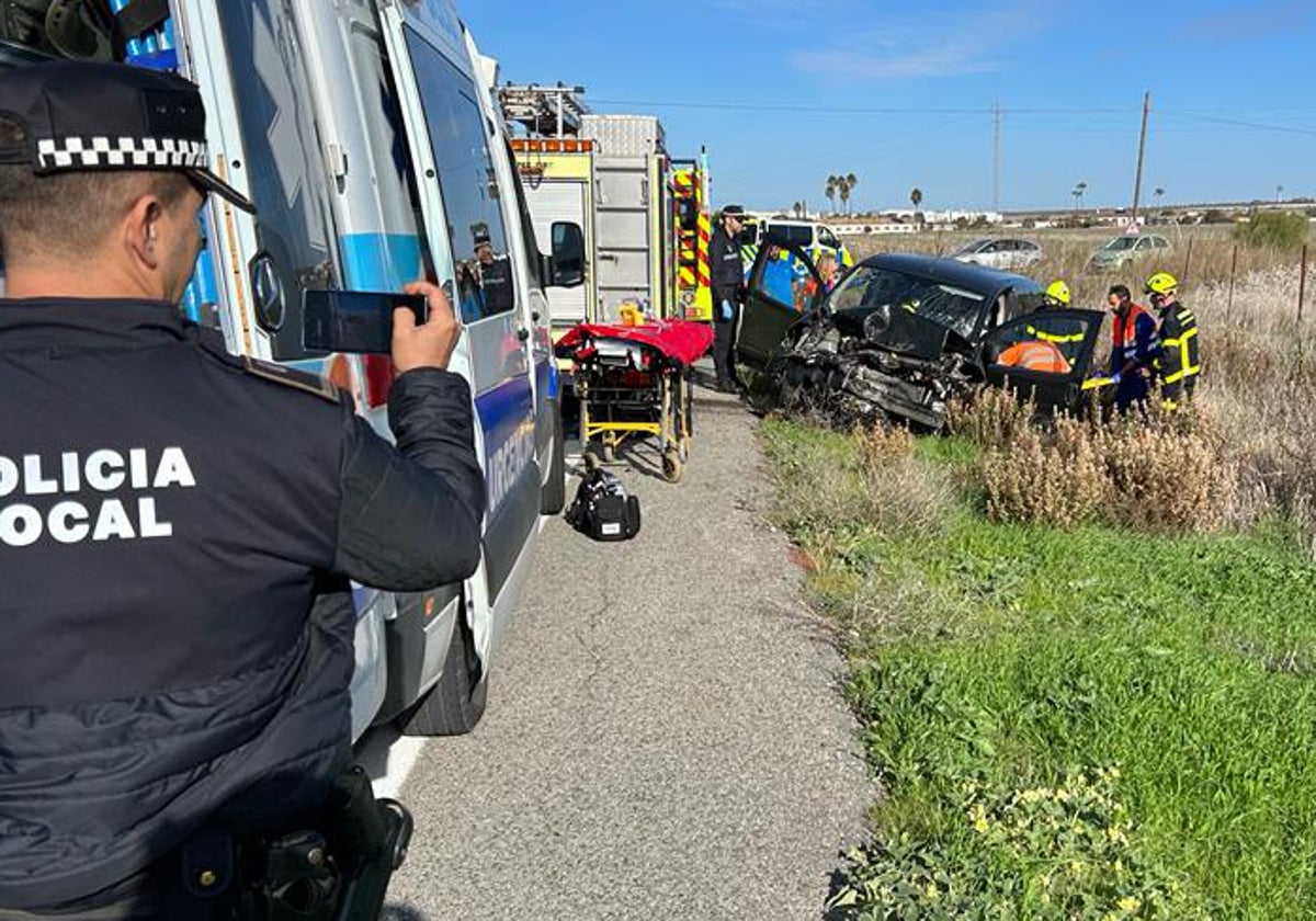 Herido grave tras el choque frontal de dos coches en la carretera de Sanlúcar