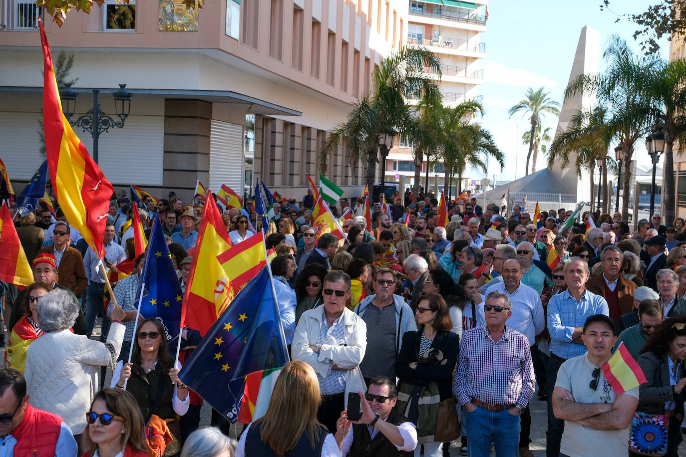 FOTOS: Concentración en el monumento a Las Cortes de 1812 en la plaza de España de Cádiz