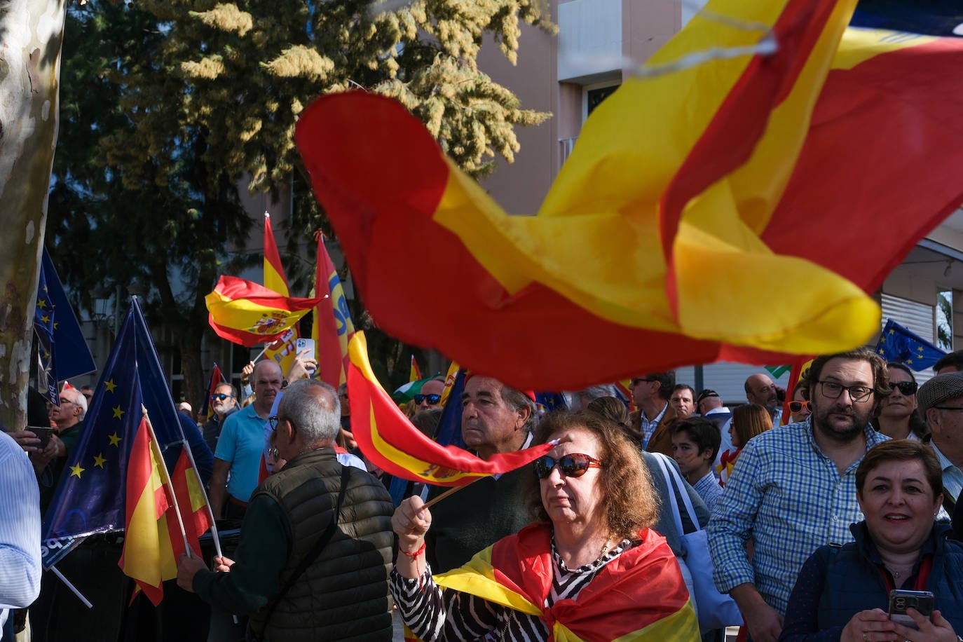 FOTOS: Concentración en el monumento a Las Cortes de 1812 en la plaza de España de Cádiz