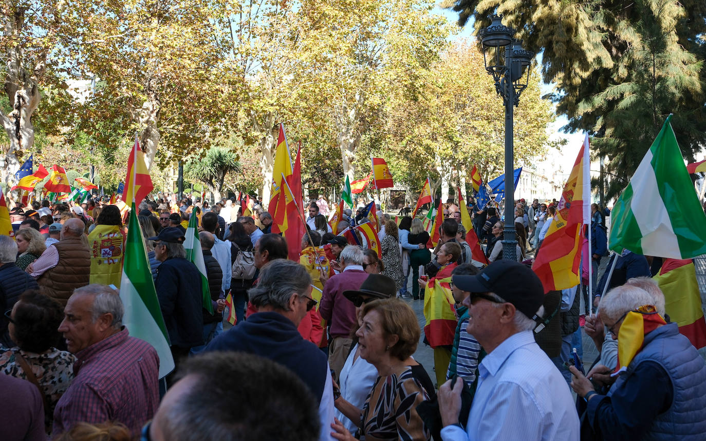 FOTOS: Concentración en el monumento a Las Cortes de 1812 en la plaza de España de Cádiz