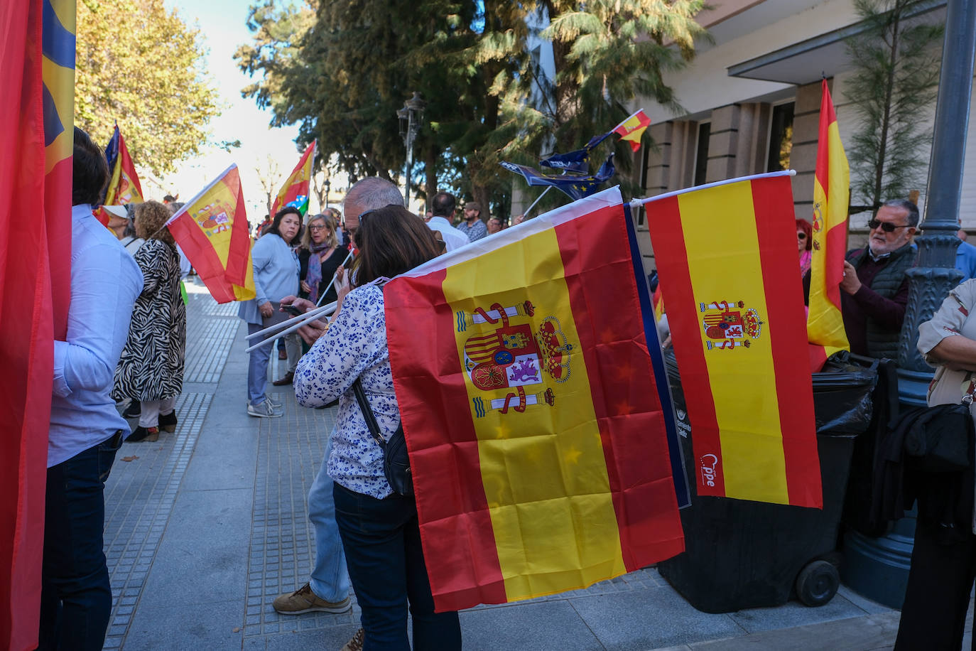 FOTOS: Concentración en el monumento a Las Cortes de 1812 en la plaza de España de Cádiz