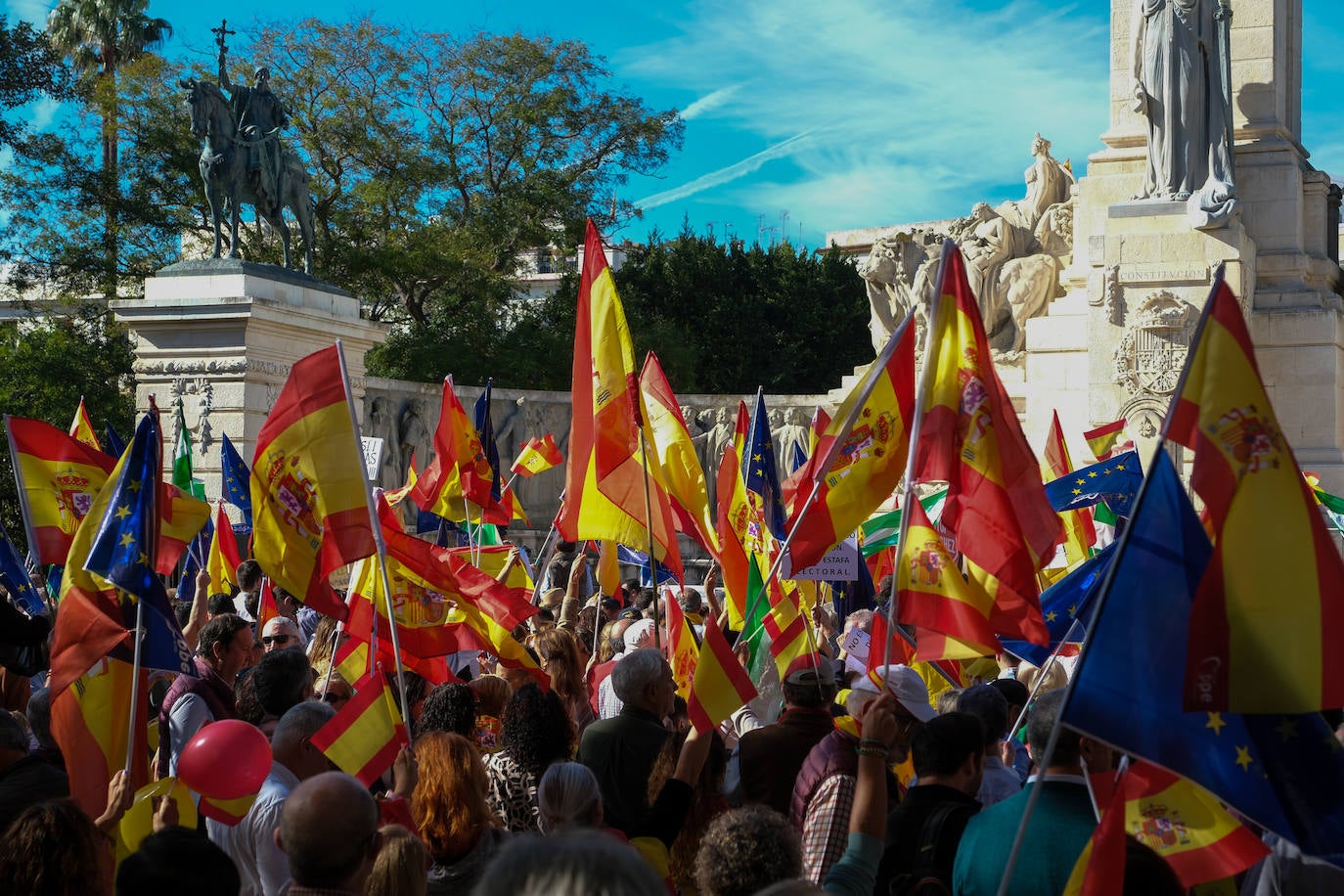 FOTOS: Concentración en el monumento a Las Cortes de 1812 en la plaza de España de Cádiz