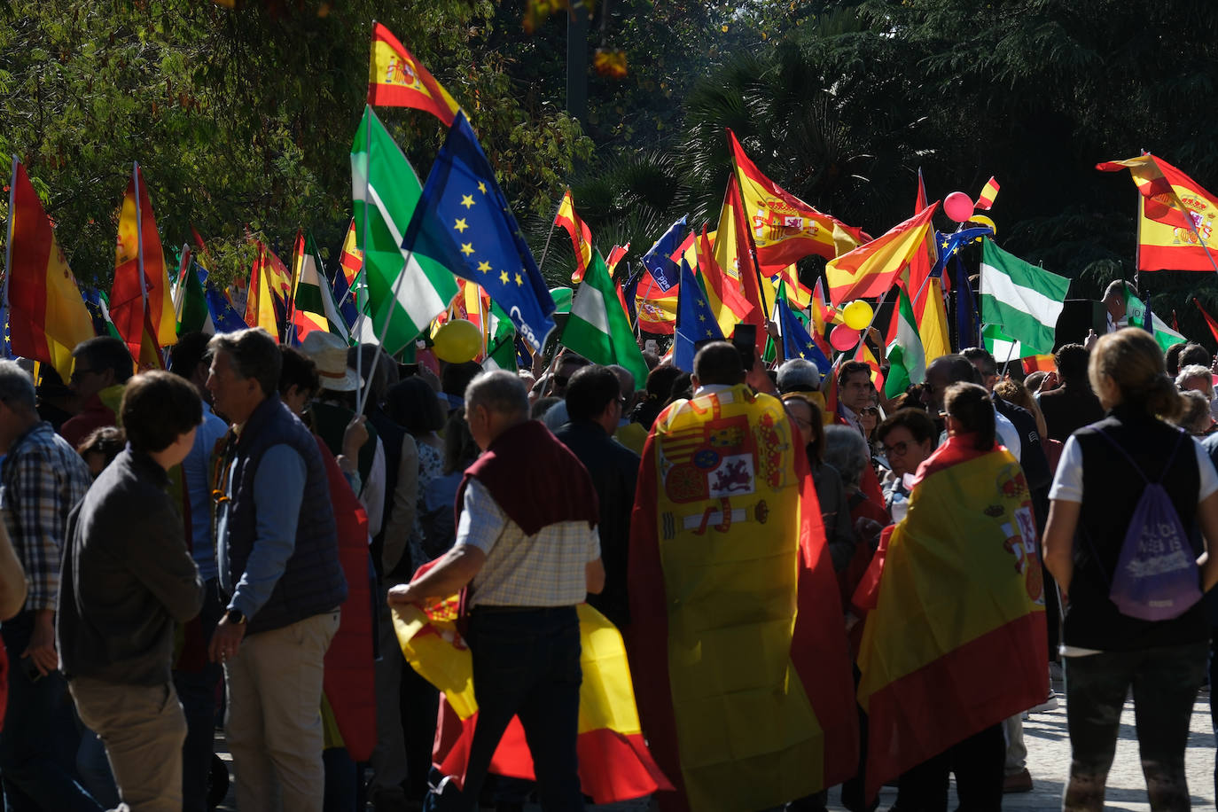 FOTOS: Concentración en el monumento a Las Cortes de 1812 en la plaza de España de Cádiz