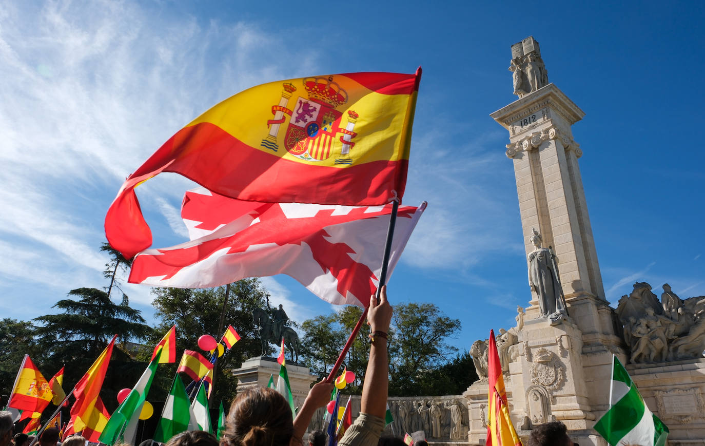 FOTOS: Concentración en el monumento a Las Cortes de 1812 en la plaza de España de Cádiz