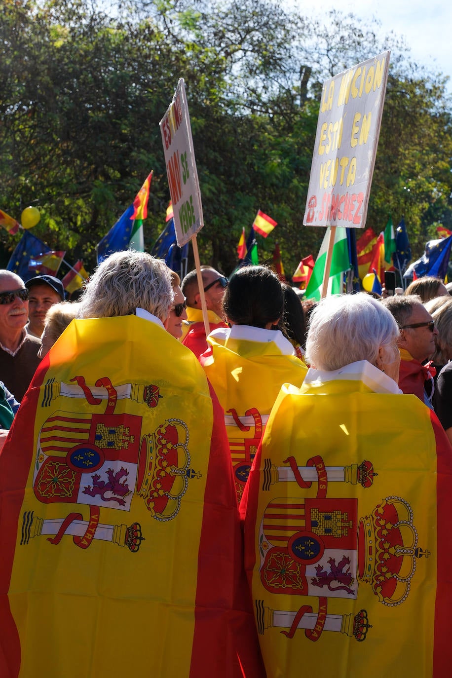 FOTOS: Concentración en el monumento a Las Cortes de 1812 en la plaza de España de Cádiz