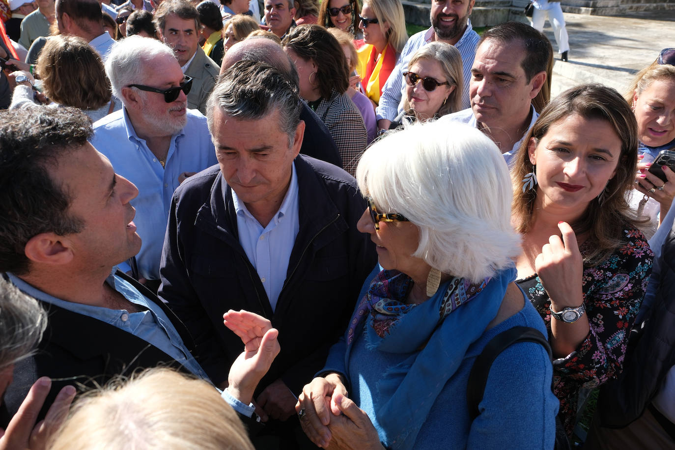 FOTOS: Concentración en el monumento a Las Cortes de 1812 en la plaza de España de Cádiz