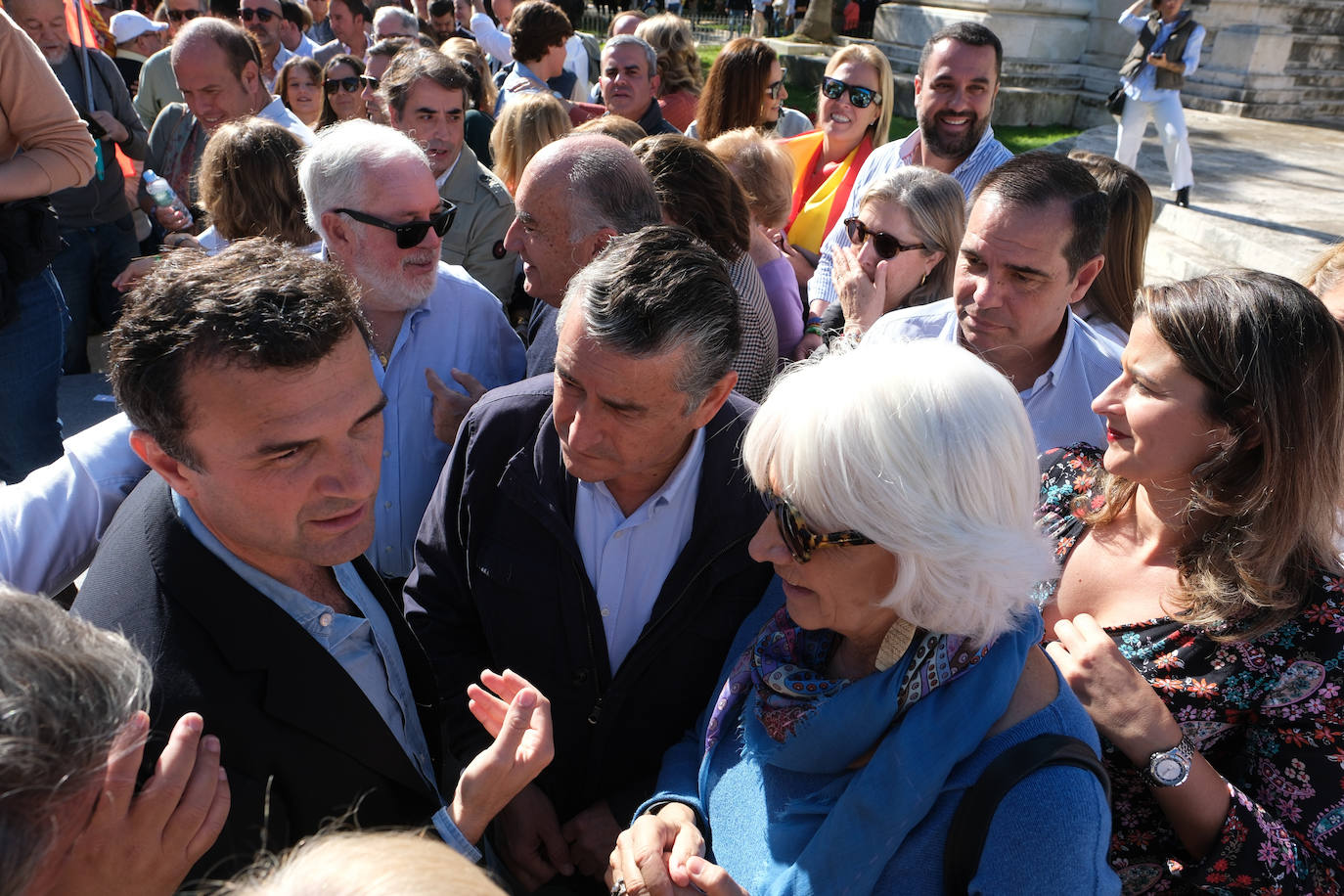 FOTOS: Concentración en el monumento a Las Cortes de 1812 en la plaza de España de Cádiz