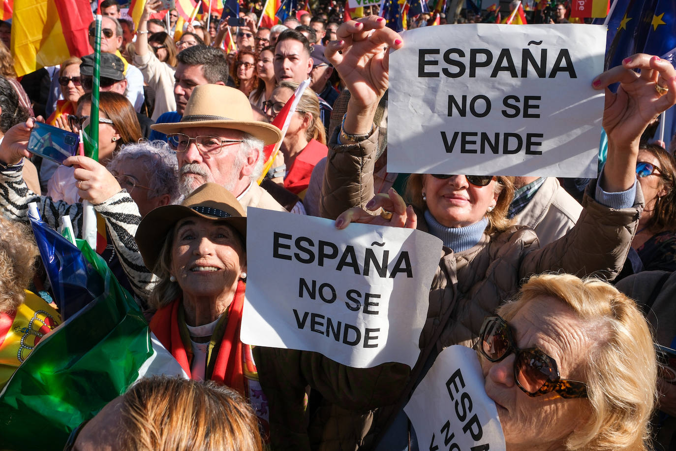 FOTOS: Concentración en el monumento a Las Cortes de 1812 en la plaza de España de Cádiz