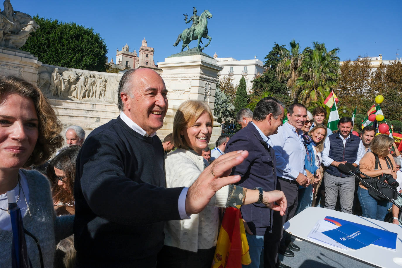 FOTOS: Concentración en el monumento a Las Cortes de 1812 en la plaza de España de Cádiz