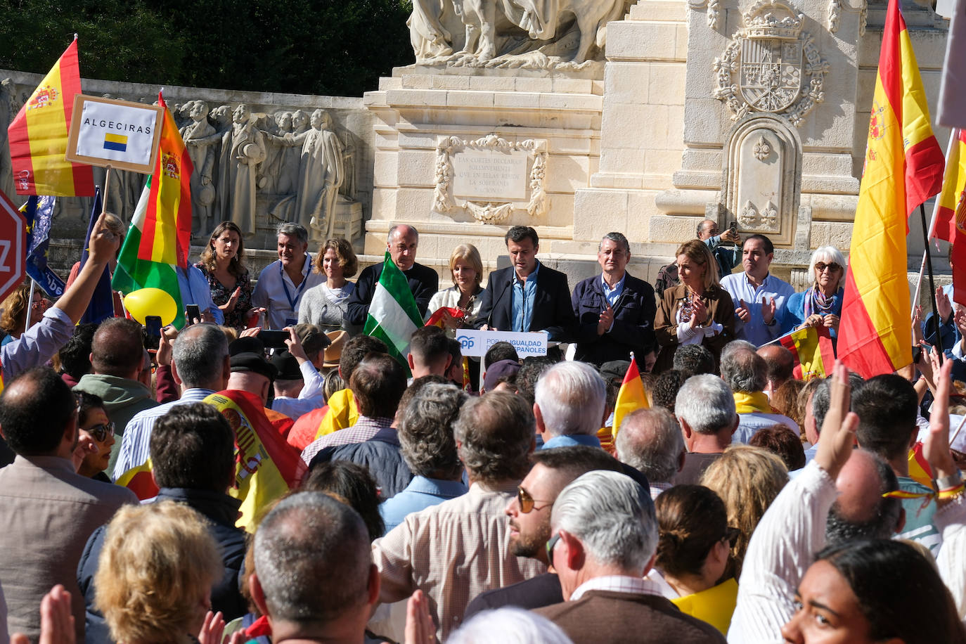 FOTOS: Concentración en el monumento a Las Cortes de 1812 en la plaza de España de Cádiz