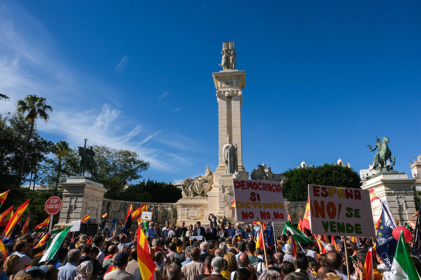 FOTOS: Concentración en el monumento a Las Cortes de 1812 en la plaza de España de Cádiz