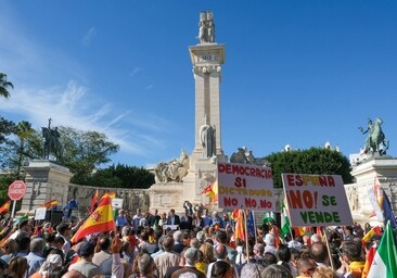 FOTOS: Concentración en el monumento a Las Cortes de 1812 en la plaza de España de Cádiz
