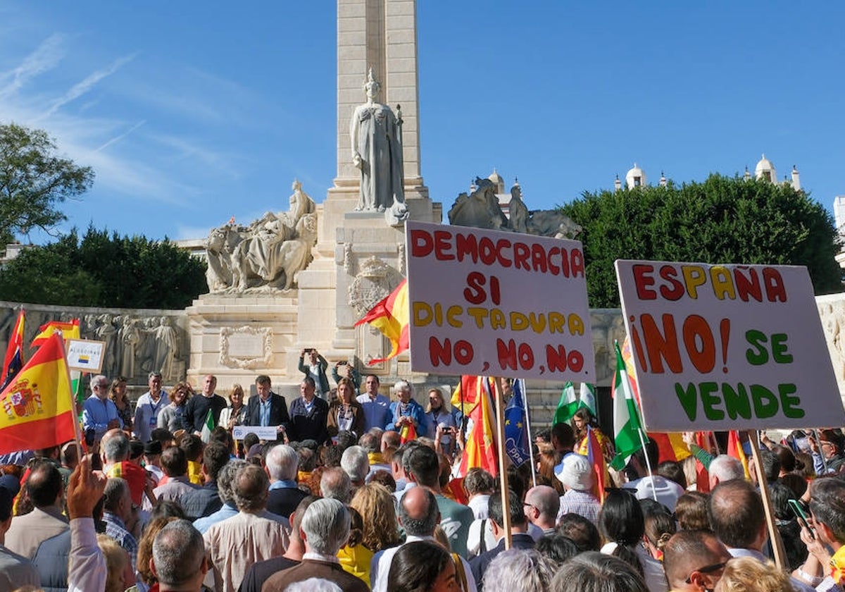 FOTOS: Concentración en el monumento a Las Cortes de 1812 en la plaza de España de Cádiz