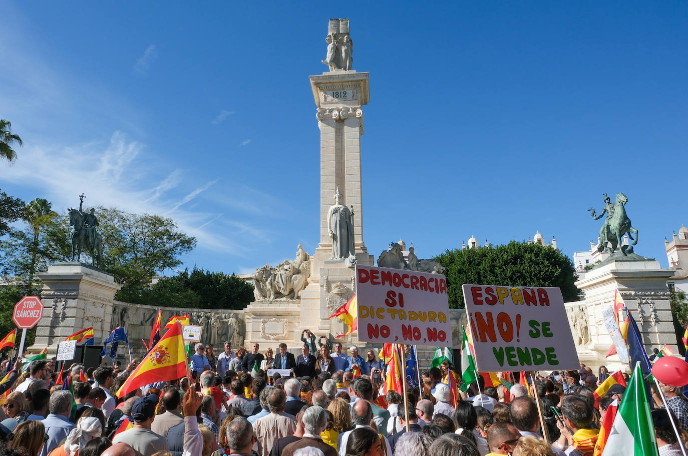 FOTOS: Concentración en el monumento a Las Cortes de 1812 en la plaza de España de Cádiz