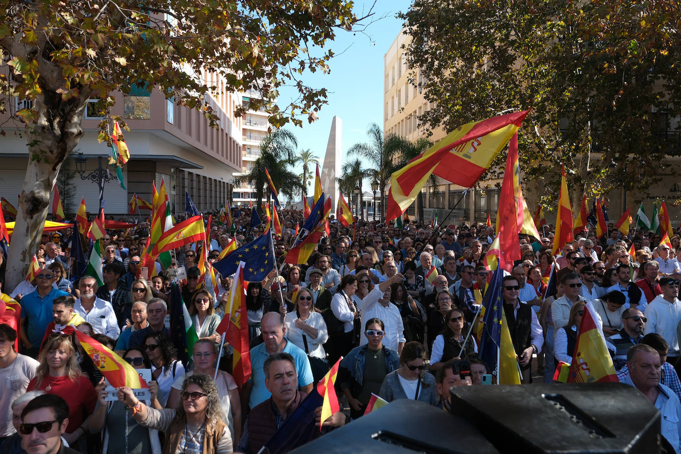 FOTOS: Concentración en el monumento a Las Cortes de 1812 en la plaza de España de Cádiz