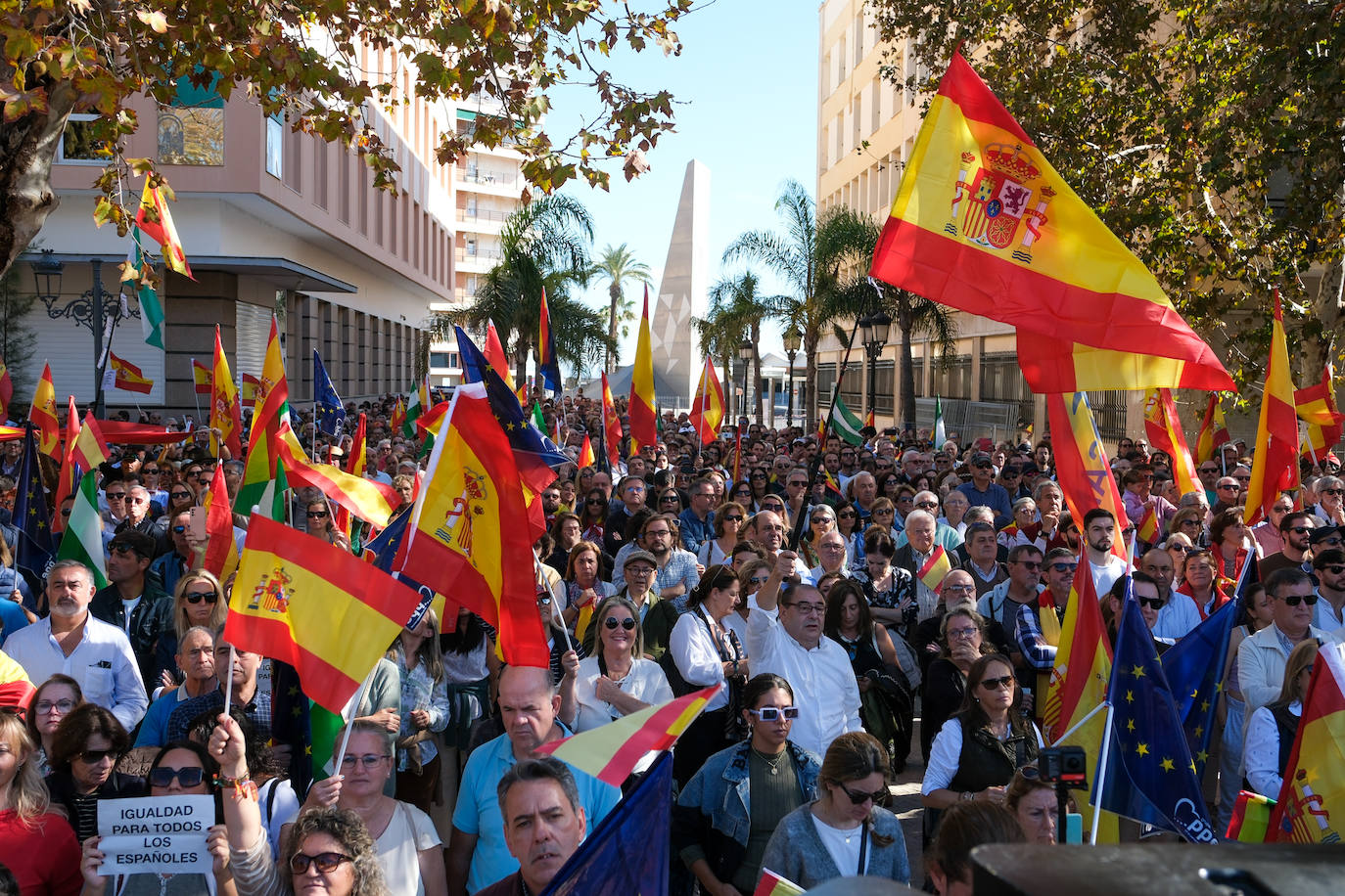 FOTOS: Concentración en el monumento a Las Cortes de 1812 en la plaza de España de Cádiz