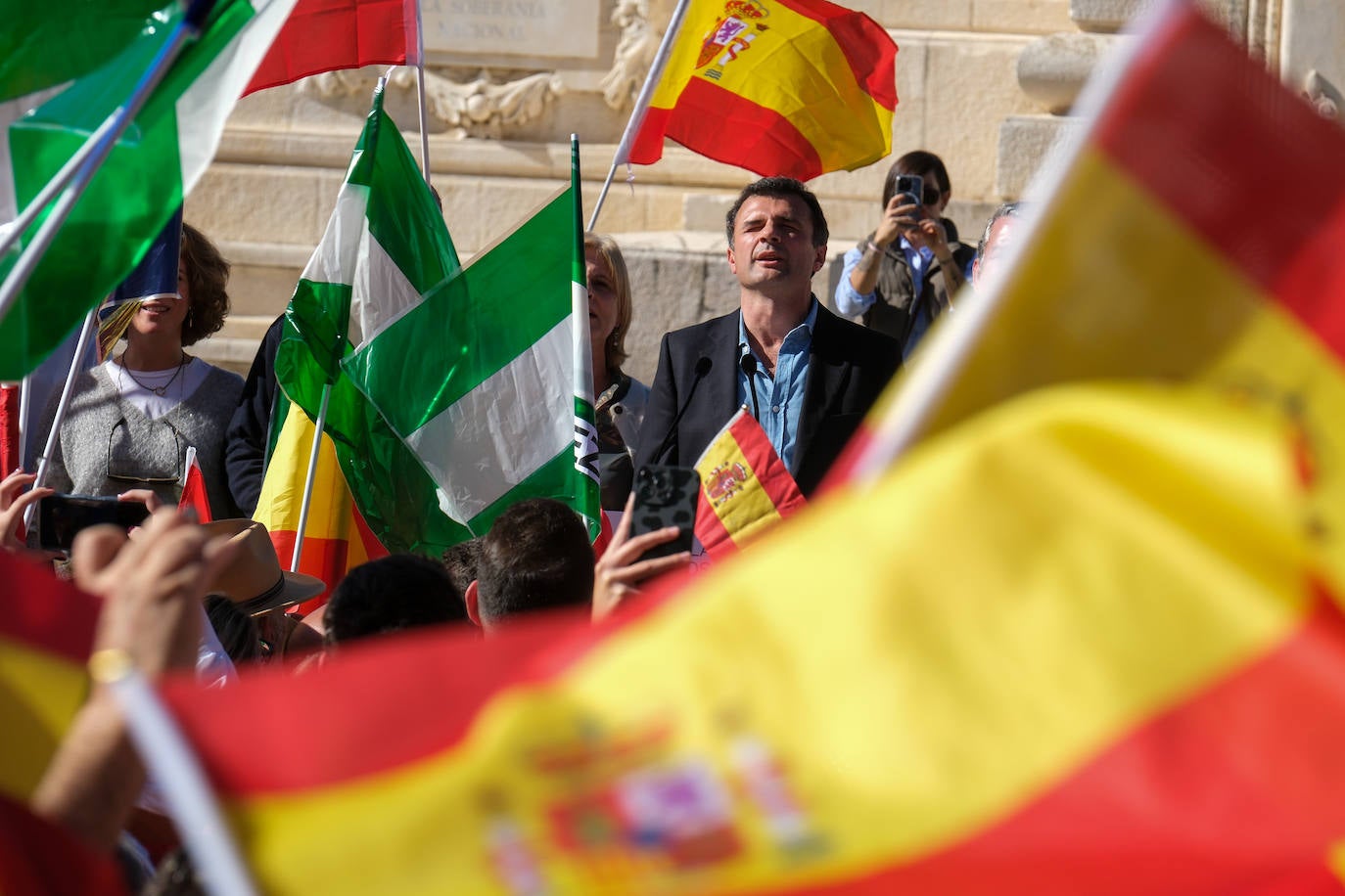 FOTOS: Concentración en el monumento a Las Cortes de 1812 en la plaza de España de Cádiz