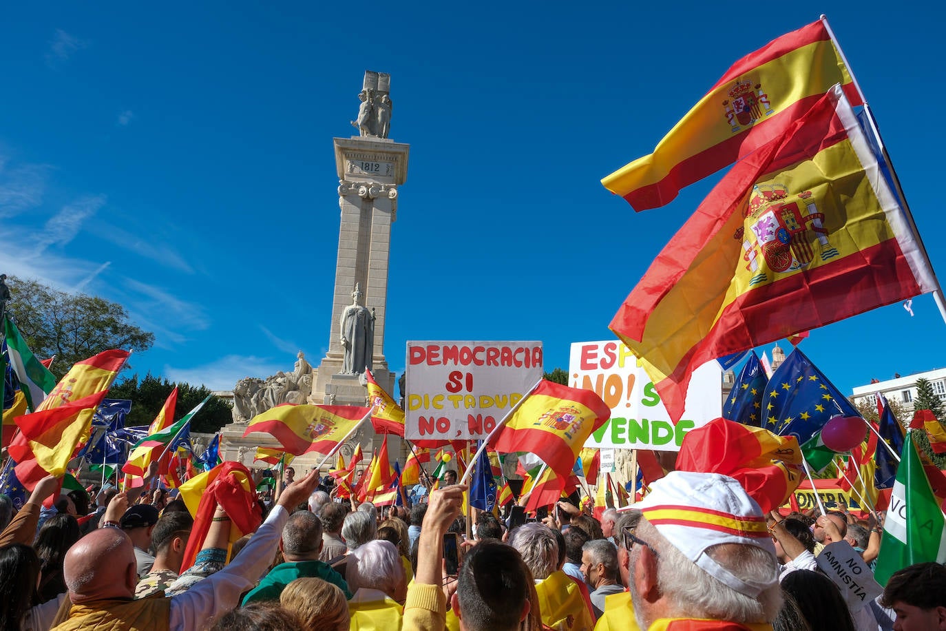 FOTOS: Concentración en el monumento a Las Cortes de 1812 en la plaza de España de Cádiz